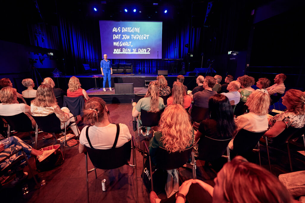 Zaal met Helmi van Doorn in TivoliVredenburg